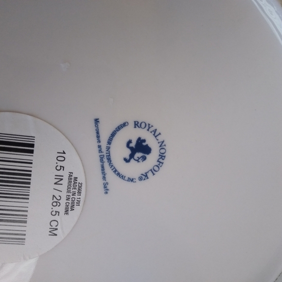 Royal Norfolk Blue Paisley 10.5"  Dinner Plates, set of 2 - Picture 4 of 6